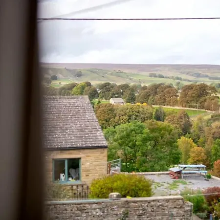 Newly Renovated 4 Bedroom With Wood Burner *