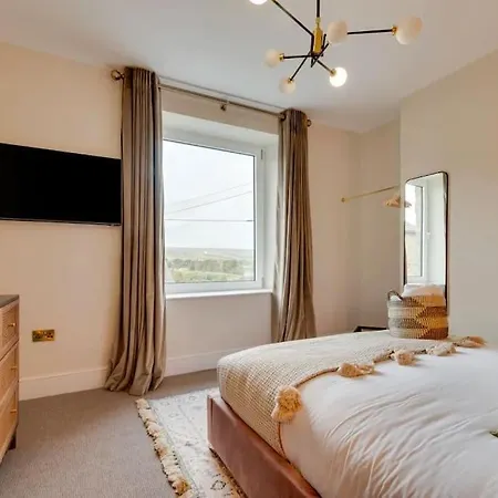 Newly Renovated 4 Bedroom With Wood Burner