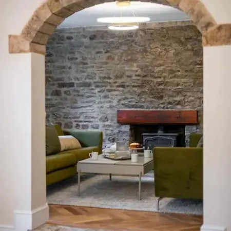 Newly Renovated 4 Bedroom With Wood Burner