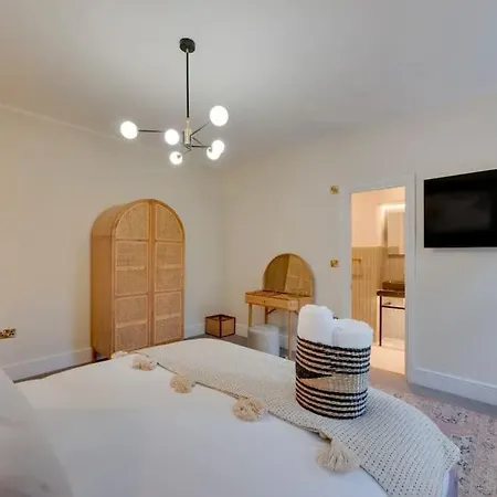 Newly Renovated 4 Bedroom With Wood Burner