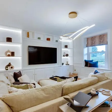 Newly Renovated 4 Bedroom With Wood Burner