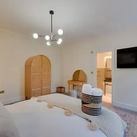 Newly Renovated 4 Bedroom With Wood Burner *